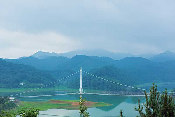 옥정호마실길 도중에 바라본 요산공원과 붕어섬을 잇는 출렁다리의 모습.