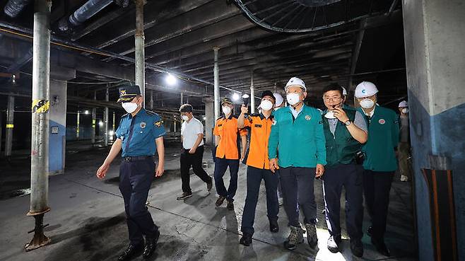 지난 14일 인천 청라 전기차 화재 현장 둘러보는 이상민 행정안전부 장관