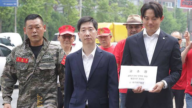 김규현 변호사(왼쪽 두번째)가 26일 오전 서울 영등포구 영등포경찰서 앞에서 '공익신고자 보호법 위반 관련 국민의힘 권성동 의원 고소장 제출 '을 위해 민원실로 향하고 있다.