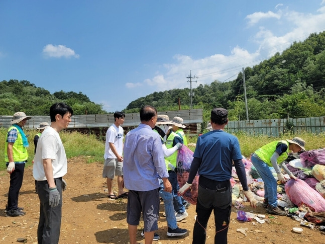 안동시 공무원들이 23일 2t가량의 쓰레기 더미를 뒤지며 시민이 실수로 버린 1500달러(200만원)를 찾고 있다. 안동시 제공