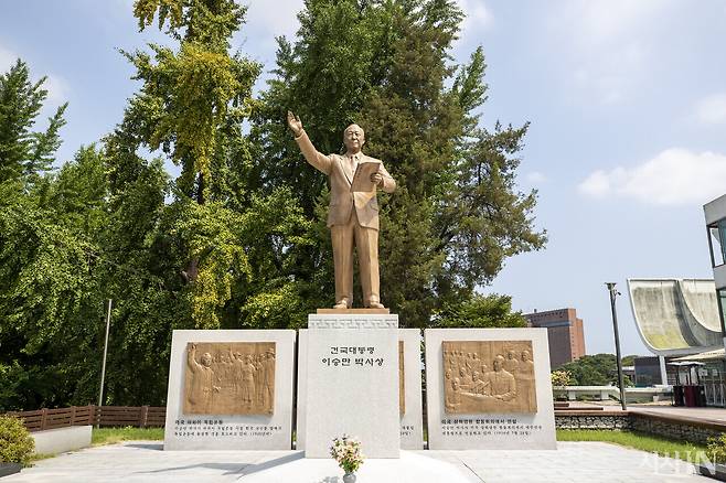 서울 중구 자유총연맹 자유센터 내에 세워진 이승만 동상.ⓒ시사IN 신선영