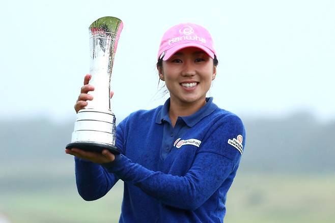 김인경이 LPGA 투어 은퇴를 선언했다. 2007년 영국 스코틀랜드 킹스반스 골프링크스에서 열린 리코 브리티시 여자오픈에서 생애 첫 메이저 우승을 차지한 뒤 트로피를 들고 활짝 웃고 있다. |게티이미지