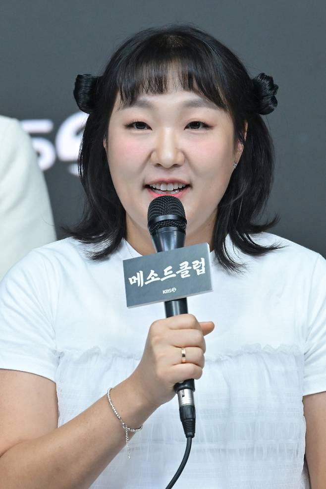 개그우먼 이수지가 26일 오후 온라인 녹화 중계 형식으로 공개된 KBS2 새 예능 ‘메소드 클럽’ 제작발표회에 참석해 발언하고 있다. 사진 KBS