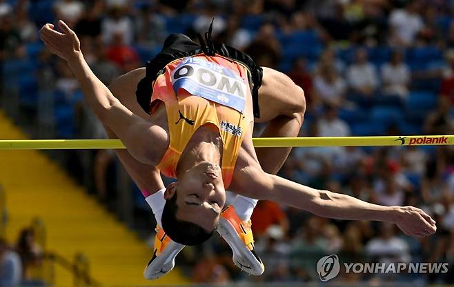 바를 넘는 우상혁 (실레지아 AFP=연합뉴스) 우상혁이 25일 폴란드 실레지아에서 열린 실레지아 다이아몬드리그 남자 높이뛰기 경기에서 바를 넘고 있다.