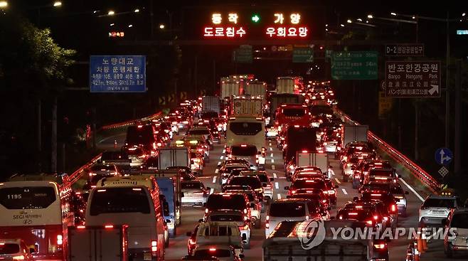 올림픽대로 퇴근길 정체 극심 (서울=연합뉴스) 김인철 기자 = 반포대로 잠수교와 올림픽대로 가양대교∼동작대교 양방향 구간 통제가 계속되고 있는 10일 오후 서울 서초구 반포대교 인근 올림픽대로가 퇴근길 차량이 몰리면서 정체를 빚고 있다. 2022.8.10 yatoya@yna.co.kr