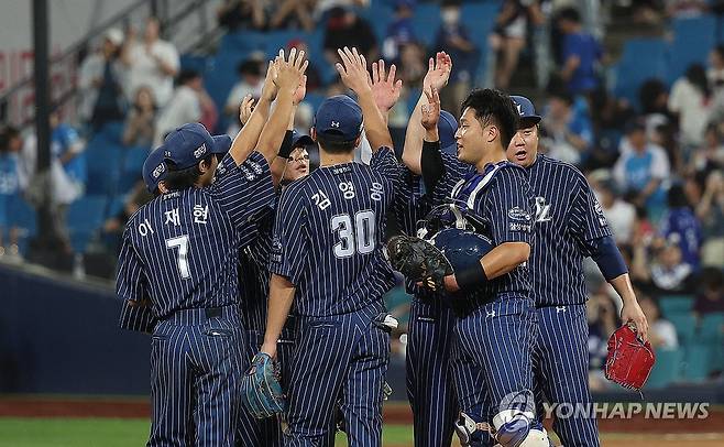 삼성, 롯데에 10-5 승리 (대구=연합뉴스) 윤관식 기자 = 25일 오후 대구 삼성라이온즈파크에서 열린 2024 프로야구 롯데 자이언츠와 삼성 라이온즈의 경기. 삼성 선수들이 승리 후 세리머니하고 있다. 2024.8.25 psik@yna.co.kr