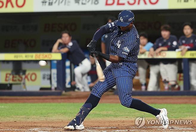 삼성 디아즈 '걸렸다' (대구=연합뉴스) 윤관식 기자 = 25일 오후 대구 삼성라이온즈파크에서 열린 2024 프로야구 롯데 자이언츠와 삼성 라이온즈의 경기. 6회말 무사 주자 2,3루 상황에서 삼성 디아즈가 3점 홈런을 치고 있다. 2024.8.25 psik@yna.co.kr