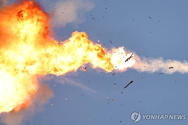 이스라엘 국경 상공서 요격되는 헤즈볼라 무인기 (키르야트시모나 EPA=연합뉴스) 25일(현지시간) 이스라엘과 레바논 국경 인근 상공에서 레바논의 친이란 무장세력 헤즈볼라가 날려 보낸 무인기가 이스라엘 전투기에 요격되고 있다. 이날 이스라엘군과 헤즈볼라는 대규모 공습을 주고받으며 전면 충돌했다. 2024.08.26 passion@yna.co.kr