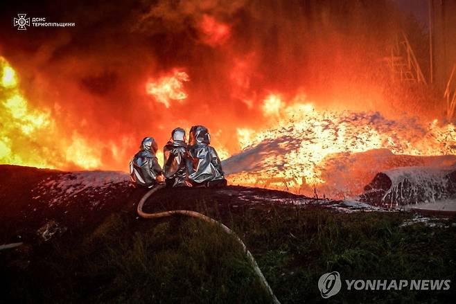 과거 러시아 드론 공습에 따른 기간시설 화재를 진압하는 소방당국 [로이터 연합뉴스 자료사진. 재판매 및 DB 금지]