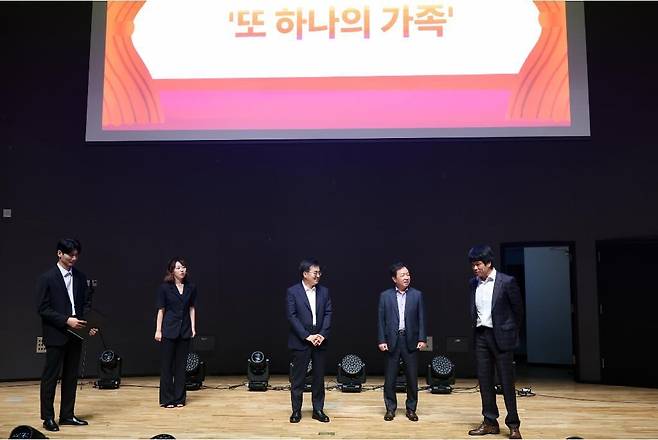 '경기 청렴이음 페스타' (수원=연합뉴스) 26일 오후 경기도청 1층 다산홀에서 열린 '경기 청렴이음 페스타'에서 김동연 경기도지사가 전문 배우들과 함께 청렴 상황극 '또 하나의 가족' 프로그램에 참여하고 있다. 2024.8.26 [경기도 제공. 재판매 및 DB 금지]