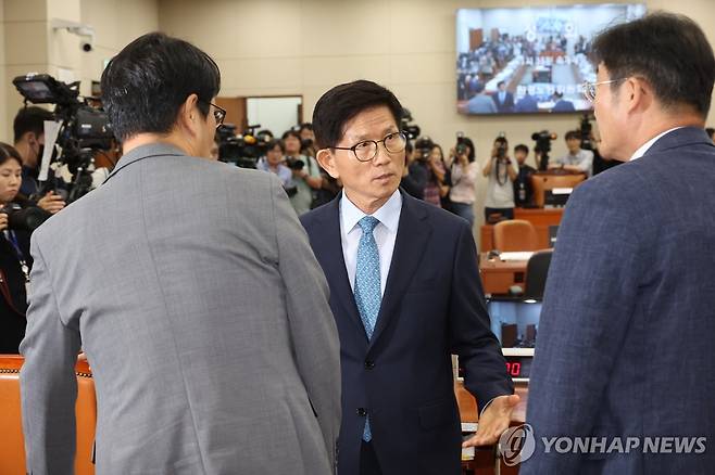 정회 후 청문회장 나서는 김문수 후보자 (서울=연합뉴스) 신준희 기자 = 김문수 고용노동부 장관 후보자가 26일 서울 영등포구 국회에서 열린 인사청문회에서 정회 후 청문회장을 나서며 관계자들과 대화하고 있다. 2024.8.26 hama@yna.co.kr