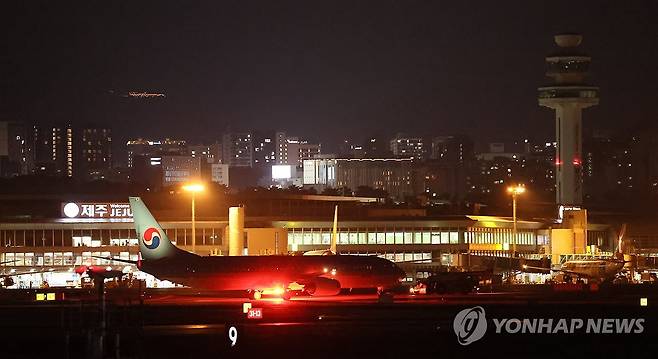 견인되는 대한항공 고장 항공기 (제주=연합뉴스) 박지호 기자 = 26일 오후 8시 55분 김포행 대한항공 KE1336편 항공기가 이륙 도중 기체고장으로 제주공항 활주로에 멈춰선 뒤 오후 11시가 넘어서 견인되고 있다. 
    대한항공 항공기의 기체고장으로 인해 제주공항 항공기 운항이 오후 11시 27분께까지 전면 중단됐다. 2024.8.26 jihopark@yna.co.kr