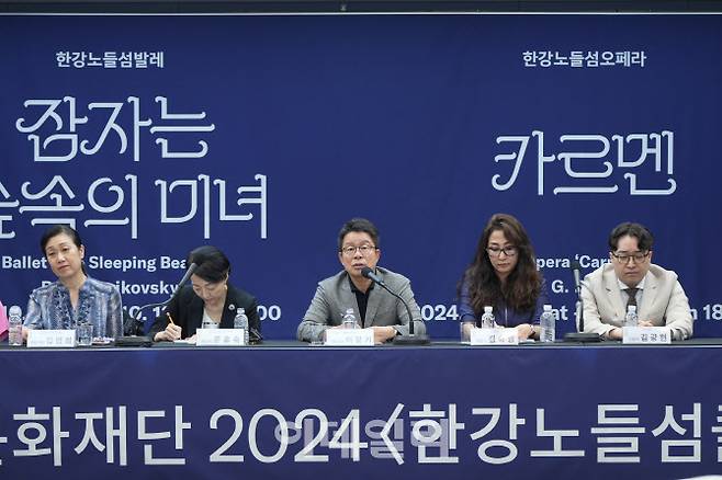 서울문화재단 2024 ‘한강노들섬클래식’ 제작발표회가 26일 서울 중구 한국프레스센터에서 열렸다. 이창기(가운데) 서울문화재단 대표가 올해 축제에 대해 설명하고 있다. (사진=서울문화재단)