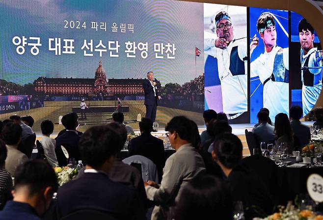 정의선 현대차그룹 회장이 27일 서울 광진구 그랜드워커힐에서 열린 ‘2024 파리올림픽 양궁대표 선수단 환영 만찬’에 참석해 환영사를 하고 있다.(사진=현대차그룹)