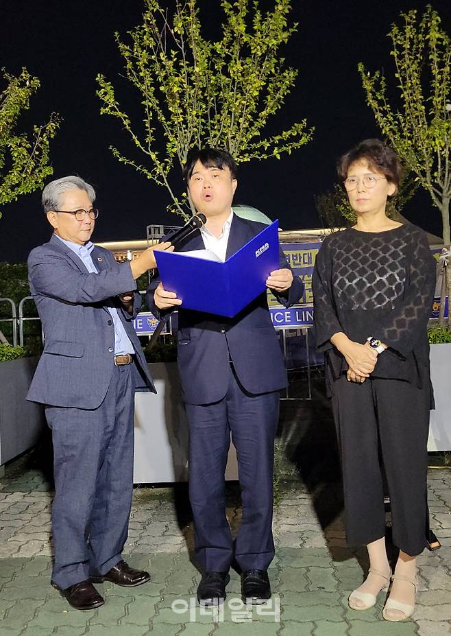 임현택(가운데) 대한의사협회장이 시국선언문을 낭독하고 있다.(사진=의협 제공)