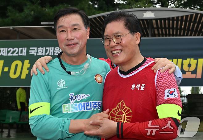 여야 축구대회 주장인 송석준 국민의힘 의원(오른쪽)과 위성곤 민주당 의원이 26일 오후 서울 여의도 국회운동장에서 제22대 국회 개원 기념 여야 국회의원 축구대회에 여야 주장들과 기념촬영을 하고 있다. (공동취재) 2024.8.26/뉴스1 ⓒ News1 김민지 기자