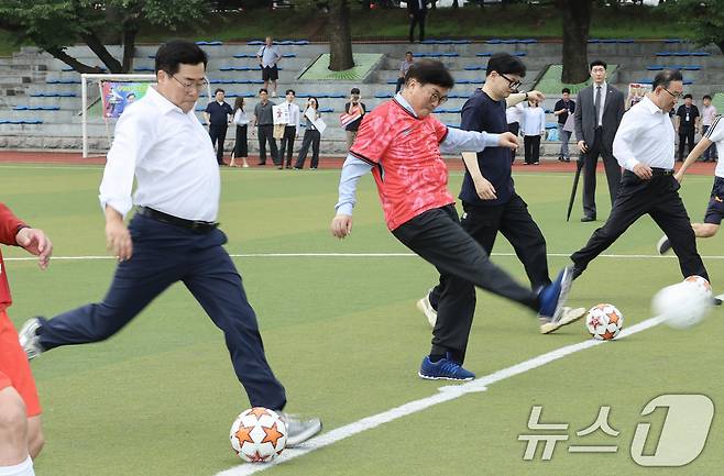 우원식 국회의장, 한동훈 국민의힘 대표, 박찬대 민주당 원내대표 등이 26일 오후 서울 여의도 국회운동장에서 열린 제22대 국회 개원 기념 여야 국회의원 축구대회에 시축하고 있다. (공동취재) 2024.8.26/뉴스1 ⓒ News1 김민지 기자