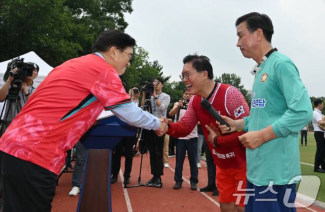 우원식 국회의장이 26일 오후 서울 여의도 국회운동장에서 제22대 국회 개원 기념 여야 국회의원 축구대회에 여야 주장들과 인사하고 있다. 왼쪽부터 우 의장, 송석준 국민의힘 의원, 위성곤 민주당 의원. (공동취재) 2024.8.26/뉴스1 ⓒ News1 김민지 기자