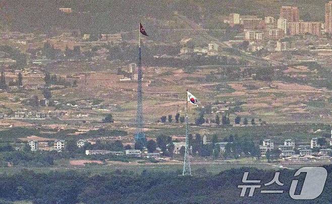 파주 접경지역에서 바라본 비무장지대(DMZ) 북한 기정동 마을의 인공기와 남한 대성동 마을의 태극기가 나란히 펄럭이고 있다. 2024.6.6/뉴스1 ⓒ News1 이승배 기자