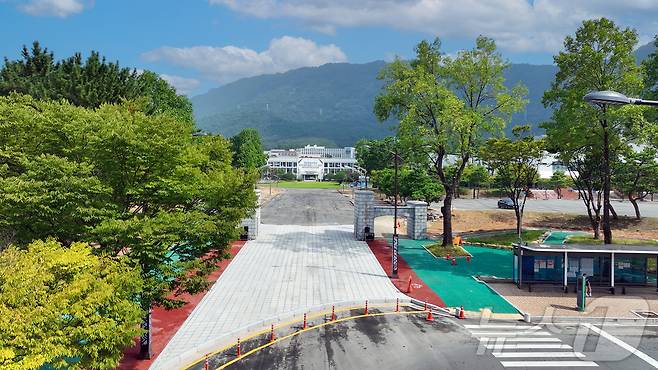 보행자 전용길로 새롭게 단장한 창원대 정문 모습(창원대 제공)