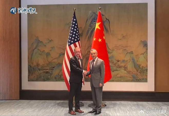 제이크 설리번 미국 백악관 국가안보보좌관과 왕이 중국 공산당 중앙정치국 위원 겸 중앙 외사판공실 주임이 27일 베이징에서 회담했다. (사진출처=위옌탄톈)