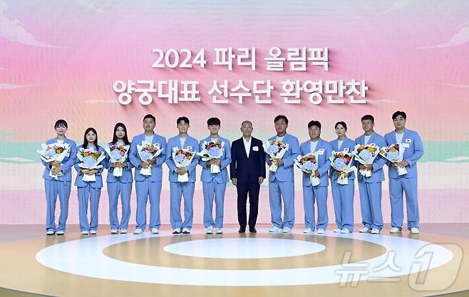 현대차그룹·대한양궁협회가 27일 서울 광진구 '그랜드 워커힐 서울'에서 2024 파리올림픽 양궁대표 선수단 환영 만찬을 개최했다. 사진은 기념 촬영 중인 정의선 회장과 양궁 국가대표 선수단. 왼쪽부터 임시현, 전훈영, 남수현, 김우진, 이우석, 김제덕 선수, 정의선 회장, 홍승진 총감독, 양창훈 감독, 김문정 코치, 박성수 감독, 임동현 코치.(현대차그룹 제공)ⓒ News1 이동희 기자