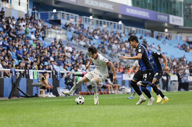 인천축구전용경기장/ K리그1/ 인천유나이티드 vs 강원FC/ 강원 양민혁, 인천 최우진/ 사진 곽동혁