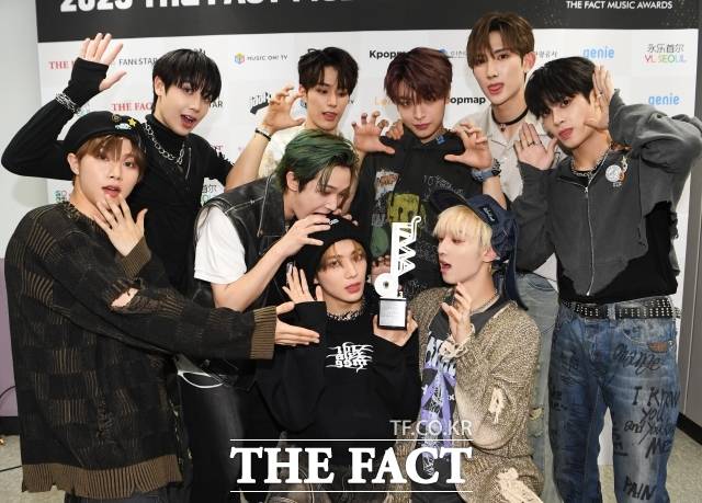 '2023 더팩트 뮤직 어워즈(TMA)'에서 올해의 '핫티스트'에 오른 그룹 싸이커스가 인터뷰에 앞서 포즈를 취하고 있다./인천남동체육관=배정한 기자