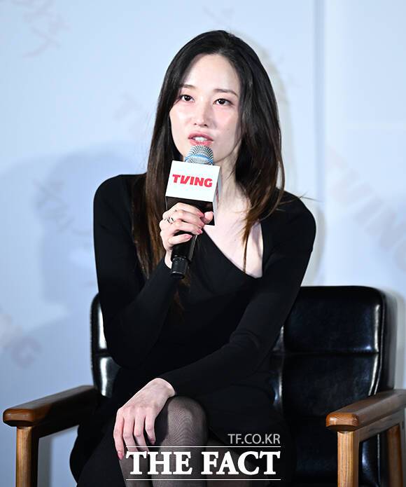 배우 전종서가 27일 오후 서울 용산구 CGV 용산아이파크몰에서 열린 티빙 오리지널 시리즈 '우씨왕후' 제작발표회에 참석해 입장을 밝히고 있다. /박헌우 기자