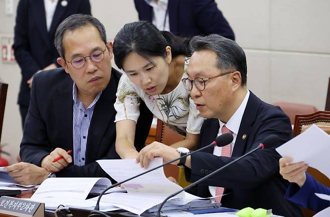 박민수(오른쪽) 보건복지부 제2차관이 27일 오후 서울 여의도 국회에서 간호법 심사를 위해 열린 보건복지위원회 법안심사제1소위원회에서 직원들과 간호법안 자료를 검토하고 있다. 2024.08.27./뉴시스