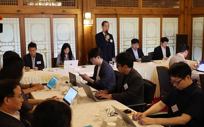 한덕수 국무총리가 27일 서울 종로구 삼청동 총리공관에서 열린 출입기자단 오찬 간담회에서 발언하고 있다. 연합뉴스.