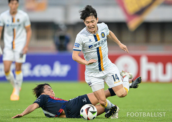 이승우(왼쪽, 수원FC), 정호연(오른쪽, 광주FC). 서형권 기자