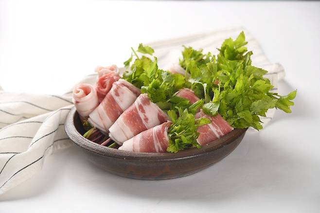 미나리와 돼지고기를 함께 먹으면 중금속 배출 효과를 크게 볼 수 있다./사진=클립아트코리아