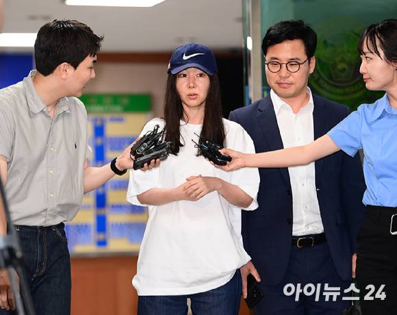 하이브로부터 업무상 배임 혐의로 고발당한 민희진 어도어 대표가 지난달 서울 용산경찰서에서 경찰 조사를 마치고 나서고 있다. [사진=정소희 기자]