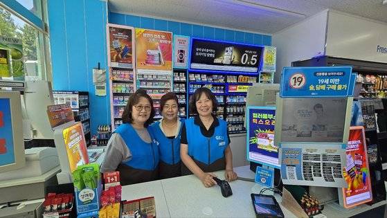 당진시니어클럽 GS25편의점에서 일하는 고곽숙, 배인자, 인교철씨(왼쪽부터). 이들은 편의점에서 일하고 월급을 받는다. 신진호 기자