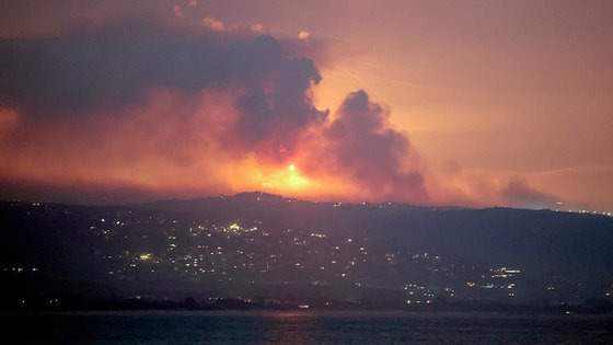 지난 25일(현지시간) 이스라엘군의 공습으로 거대한 불꽃과 연기가 치솟는 레바논 국경지대. 로이터=연합뉴스