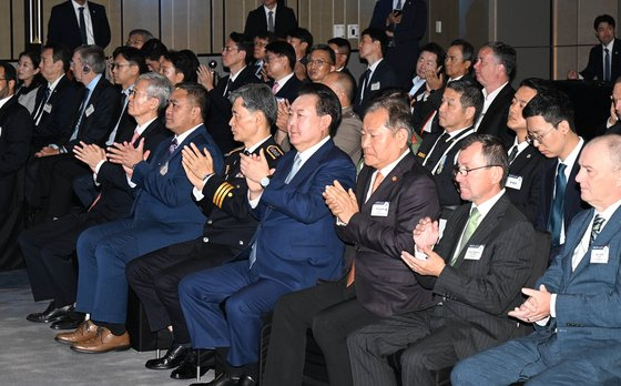 윤석열 대통령이 27일 서울 여의도 페어몬트 앰배서더 서울에서 열린 024 국제 사이버범죄대응 심포지엄 개회식에 참석해 박수치고 있다. 대통령실사진기자단