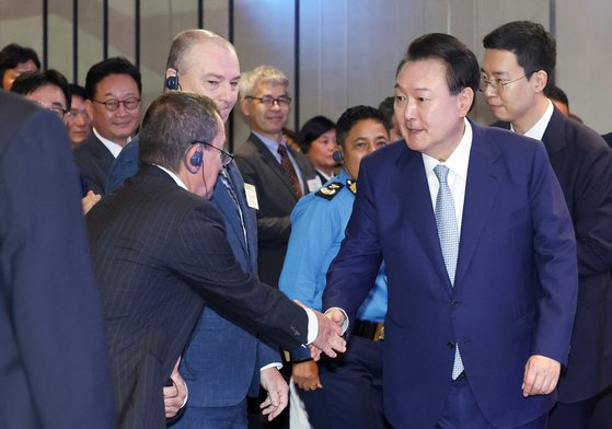 윤석열 대통령이 27일 서울 영등포구 페어몬트 앰배서더 서울에서 열린 2024 국제 사이버범죄대응 심포지엄 개회식에 입장하며 참석자와 인사하고 있다. 연합뉴스