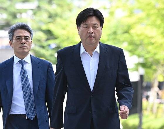 김용 전 민주연구원 부원장 왼쪽에 서 있는 김기표 의원의 모습. 연합뉴스