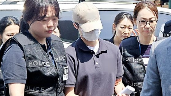 육군 12사단 '훈련병 사망' 사건과 관련해 규정을 어긴 군기훈련(얼차려)을 지시한 혐의를 받는 부중대장이 지난 6월 21일 강원도 춘천지법에서 열린 영장실질심사(구속 전 피의자 심문)에 출석하고 있다. 뉴스1