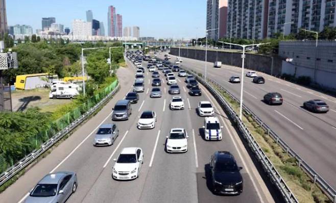 Gangbyeon Expressway near Hangangdaegyo Bridge in Yongsan-gu, Seoul, is a frequent congestion area. Yonhap News