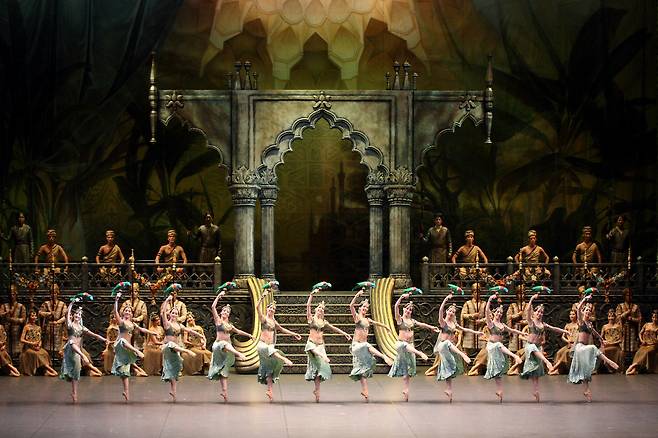 A scene from Korean National Ballet's production of "La Bayadere" (Korean National Ballet)