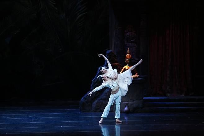 A scene from Universal Ballet's production of "La Bayadere" (Universal Ballet)