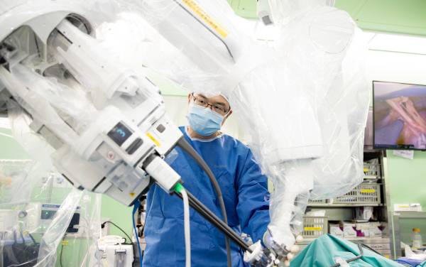 고려대 구로병원 산부인과 신정호 교수가 골반장기탈출증 환자에게 단일공 로봇 수술을 집도하기 전 준비 작업을 하고 있다.