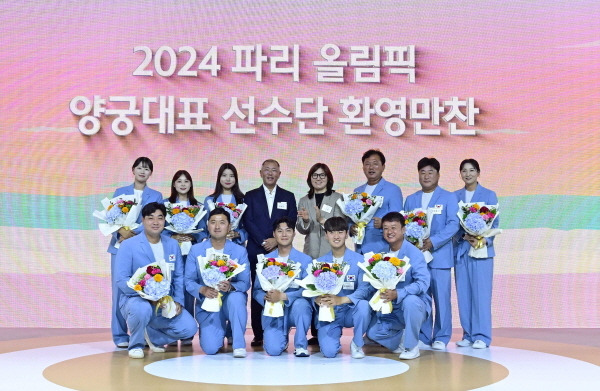 ‘2024 파리올림픽 양궁대표 선수단 환영 만찬’에서 기념촬영 하고 있는 정의선 회장, 장미란 문체부 차관, 양궁 국가대표 선수단. 뒷줄 왼쪽부터 임시현 선수, 전훈영 선수, 남수현 선수, 정의선 회장, 장미란 문체부 차관, 홍승진 총감독, 양창훈 감독, 김문정 코치, 앞줄 왼쪽부터 임동현 코치, 김우진 선수, 이우석 선수, 김제덕 선수, 박성수 감독 [사진제공=현대차그룹]