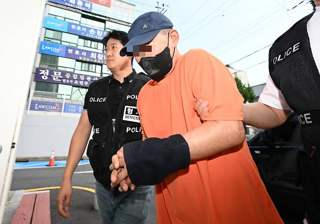 지난 24일 오후 광주 한 치과병원에 폭발물 방화를 저지른 혐의를 받는 A씨(78)가 구속 전 피의자 심문(영장실질심사)을 받기 위해 광주지방법원으로 들어가고 있다./사진=뉴시스