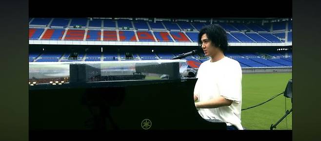 [서울=뉴시스] 후지이 가제(후지이 카제) 2021년 9월 닛산 스타디움 공연 모습. (사진 = 후지이 가제 유튜브 채널 캡처) 2024.08.27. photo@newsis.com *재판매 및 DB 금지