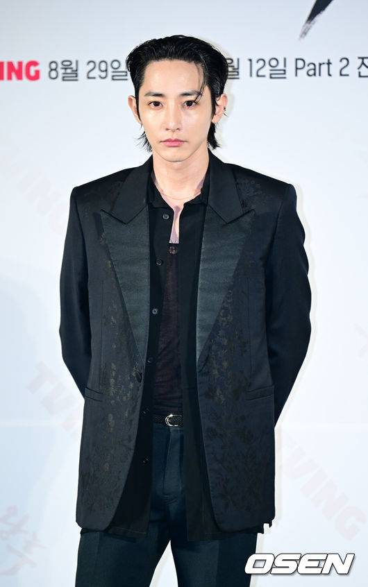 [OSEN=김성락 기자] 27일 오후 서울 서울 용산구 한강대로 CGV 용산아이파크몰에서 티빙 오리지널 시리즈 ‘우씨왕후’의 제작발표회가 열렸다. 드라마 ‘우씨왕후’는 갑작스러운 왕의 죽음으로 왕위를 노리는 왕자들과 권력을 잡으려는 다섯 부족의 표적이 된 우씨왕후가 24시간 안에 새로운 왕을 세우기 위해 고군분투하는 추격 액션 사극이다. 배우 이수혁이 포토타임을 갖고 있다. 2024.08.27 /ksl0919@osen.co.kr