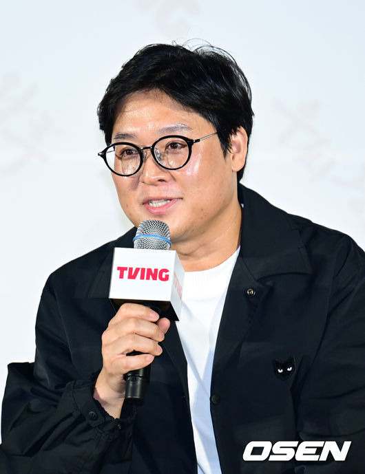 [OSEN=김성락 기자] 27일 오후 서울 서울 용산구 한강대로 CGV 용산아이파크몰에서 티빙 오리지널 시리즈 ‘우씨왕후’의 제작발표회가 열렸다. 드라마 ‘우씨왕후’는 갑작스러운 왕의 죽음으로 왕위를 노리는 왕자들과 권력을 잡으려는 다섯 부족의 표적이 된 우씨왕후가 24시간 안에 새로운 왕을 세우기 위해 고군분투하는 추격 액션 사극이다. 정세교 감독이 인사말을 전하고 있다. 2024.08.27 /ksl0919@osen.co.kr