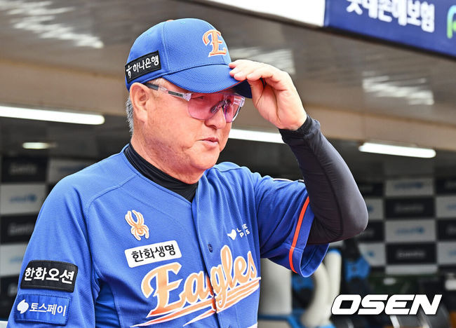 [OSEN=부산, 이석우 기자] 27일 부산 사직야구장에서 2024 신한 SOL 뱅크 KBO 리그 롯데 자이언츠와 한화 이글스의 경기가 열린다. 홈팀 롯데는 박세웅이 선발 출전하고 한화 이글스는 문동주가 선발 출전한다.한화 이글스 김경문 감독이 방송 해설진과 얘기하고 있다. 2024.08.27 / foto0307@osen.co.kr